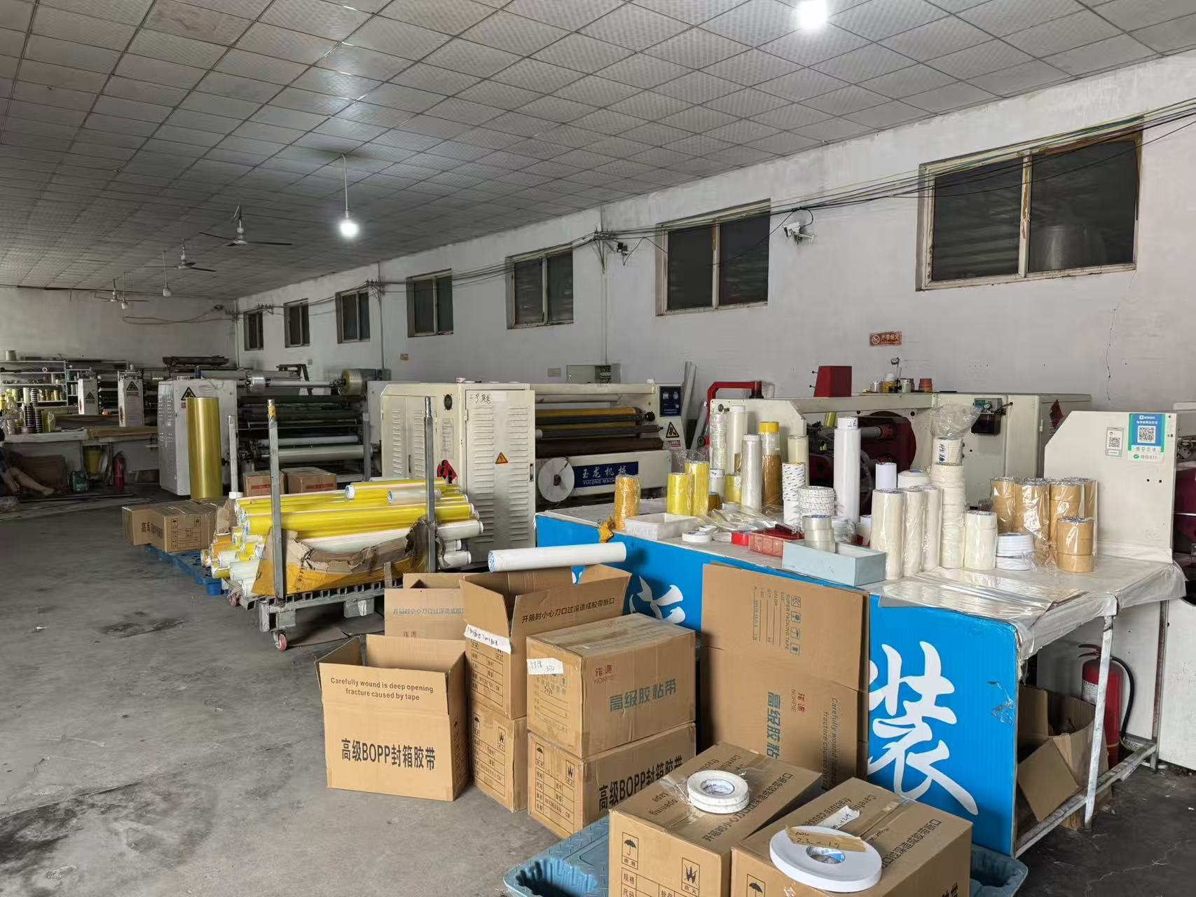 El proceso estandarizado optimiza la calidad de fabricación de cintas adhesivas industriales