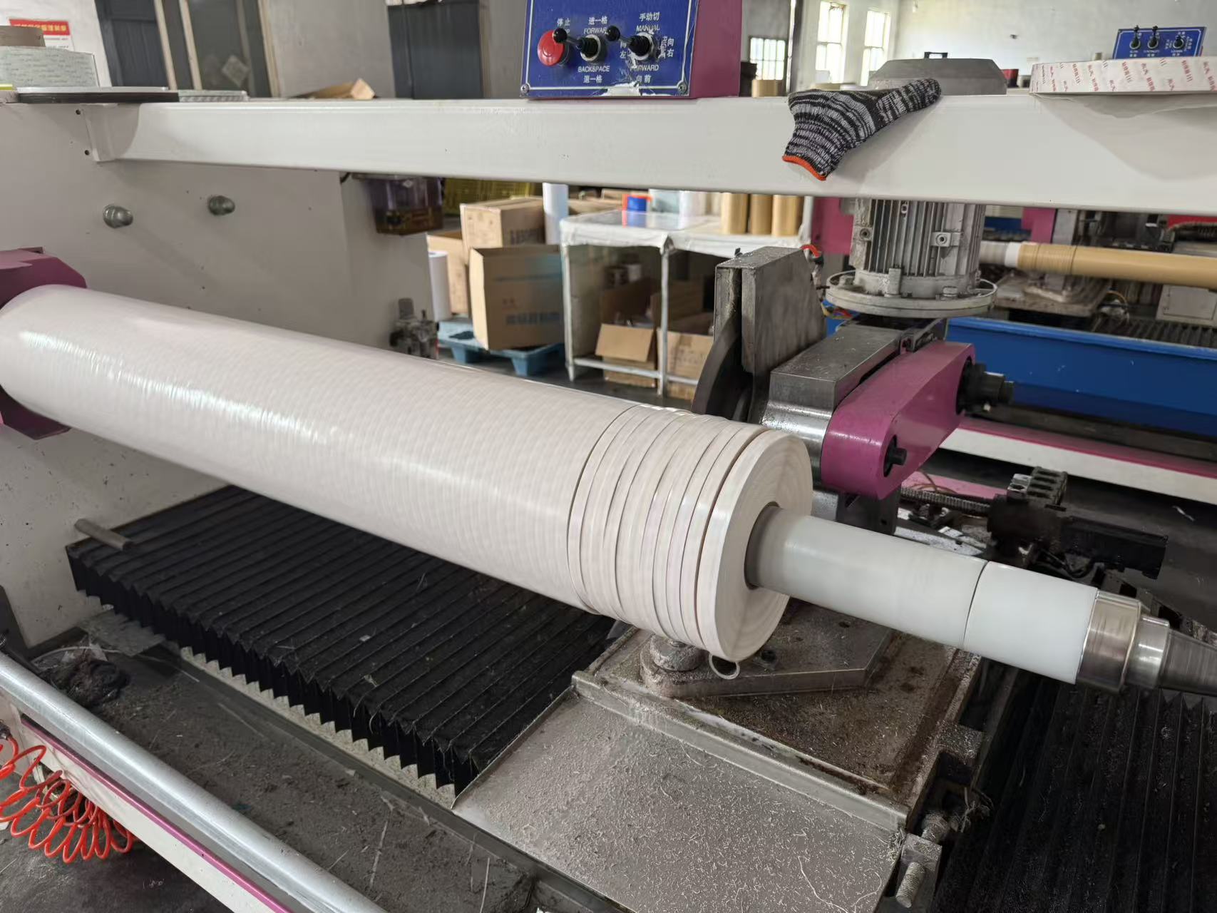 El cálido salón del personal activa la vitalidad de los equipos de fabricación de cintas adhesivas industriales